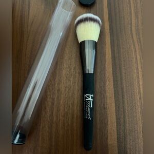it cosmetics by jamie kern large brush